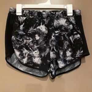 Size M under armour shorts with pockets